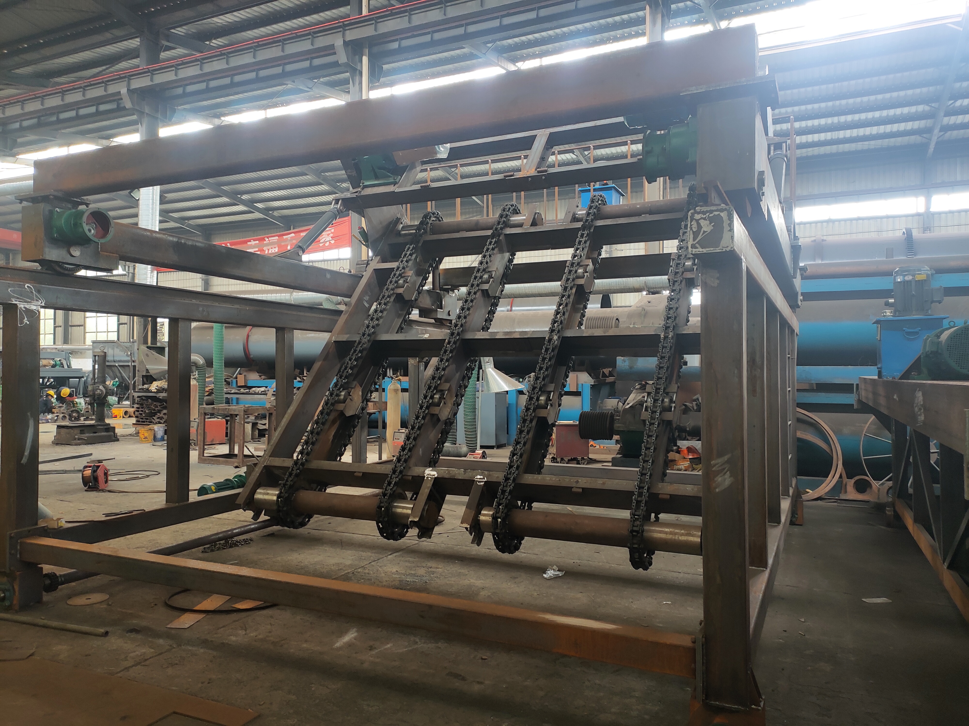 两种常见的有机肥翻堆设备在功能和设计上存在一些区别(图1)